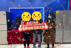 業(yè)主說(shuō)在后期的顏色搭配中，還需要我們多多思考和配合，顏色的整體考慮以及在裝修中的細(xì)節(jié)考慮！那我們杰美裝飾想在這里說(shuō)對(duì)于后期中每一個(gè)小問(wèn)題，我們都將匯報(bào)給業(yè)主的。我們現(xiàn)在看到整體的效果，非常喜歡，我和我先生喜歡這樣的簡(jiǎn)約要素，非常好，線(xiàn)條的美...